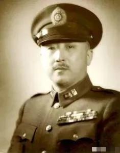1949年1月29日凌晨，趁看管的特务们都回家过年，被软禁的国民党上将