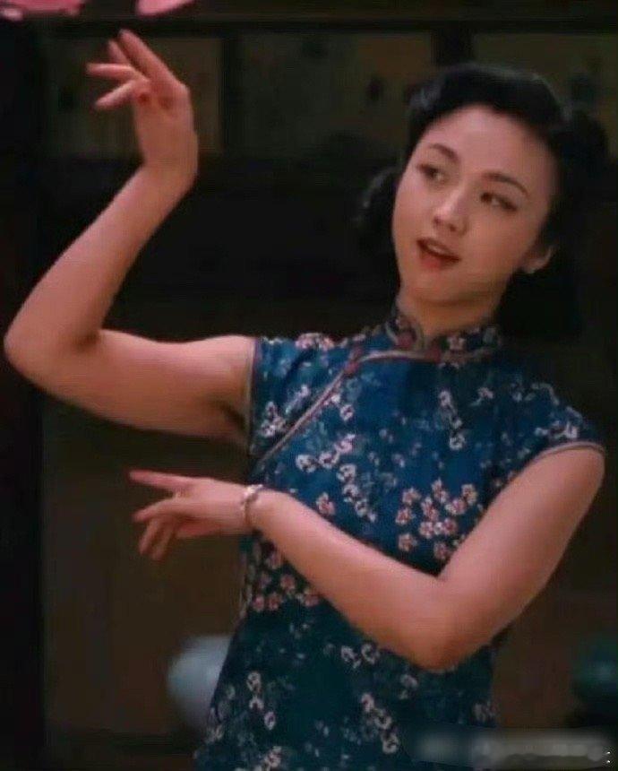 一直不理解汤唯拍《色戒》时为什么不刮掉腋毛，后来李安导演回应是为了复原民国期间上