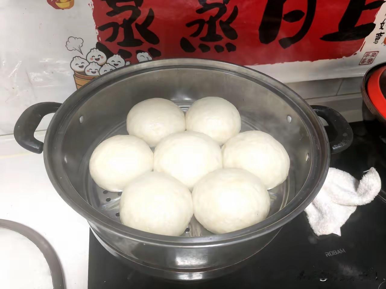 一个奇怪的现象，你们发现没？外面早餐店的包子、馒头、花卷都有一个共同特点；蒸出来