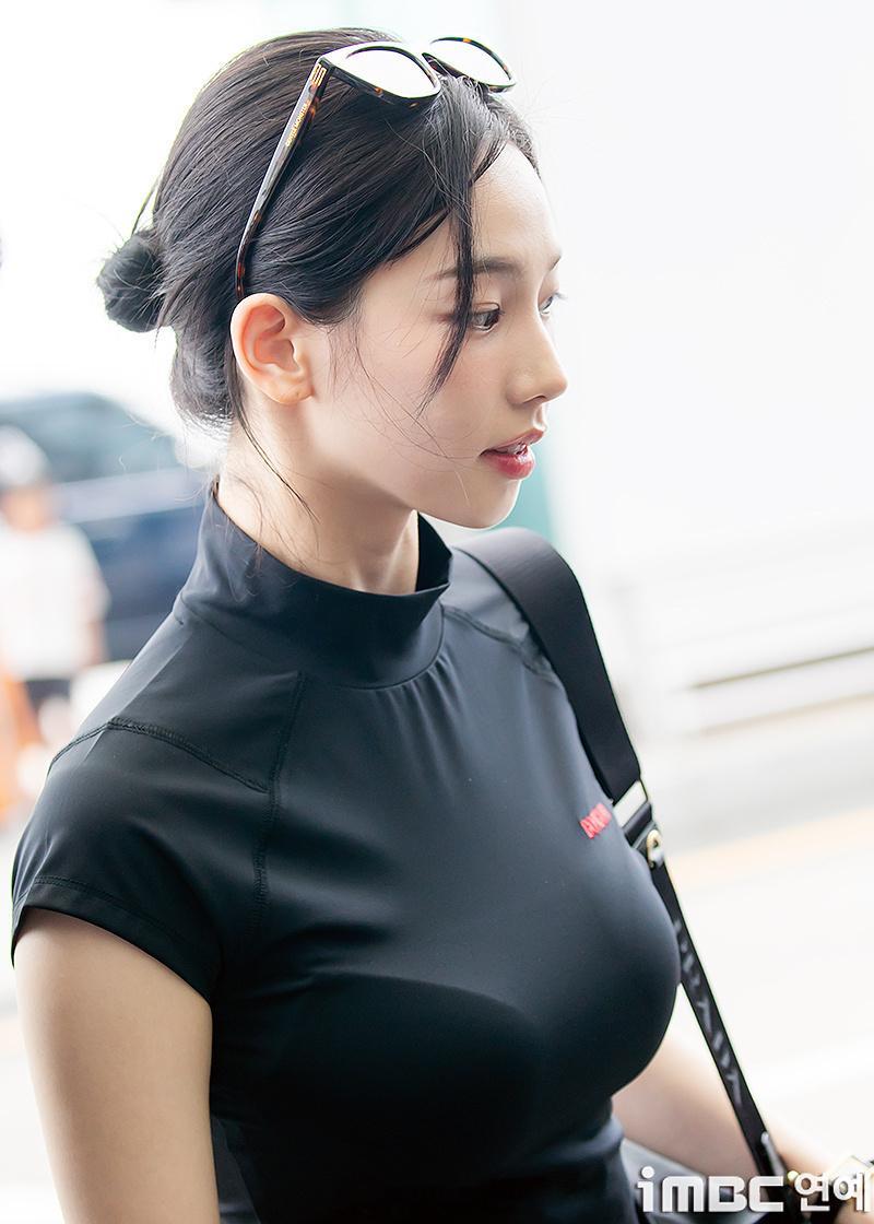 在机场的柳智敏Karina私服好美