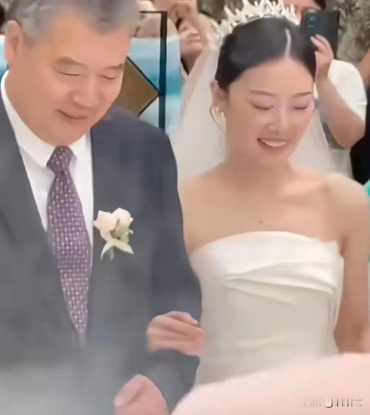 李隼女儿大婚，多位国乒现身，也算是群星闪耀了！一眼认出的就是王楠，手上戴着钻戒
