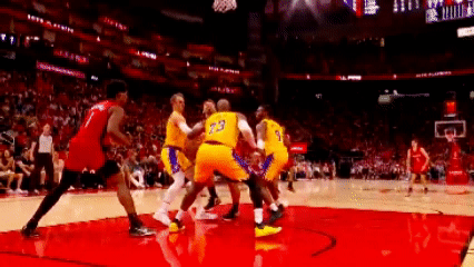 太欺负人了！詹姆斯父子合伙，把申京按在地板上摩擦。湖人大战火箭，末节刚开