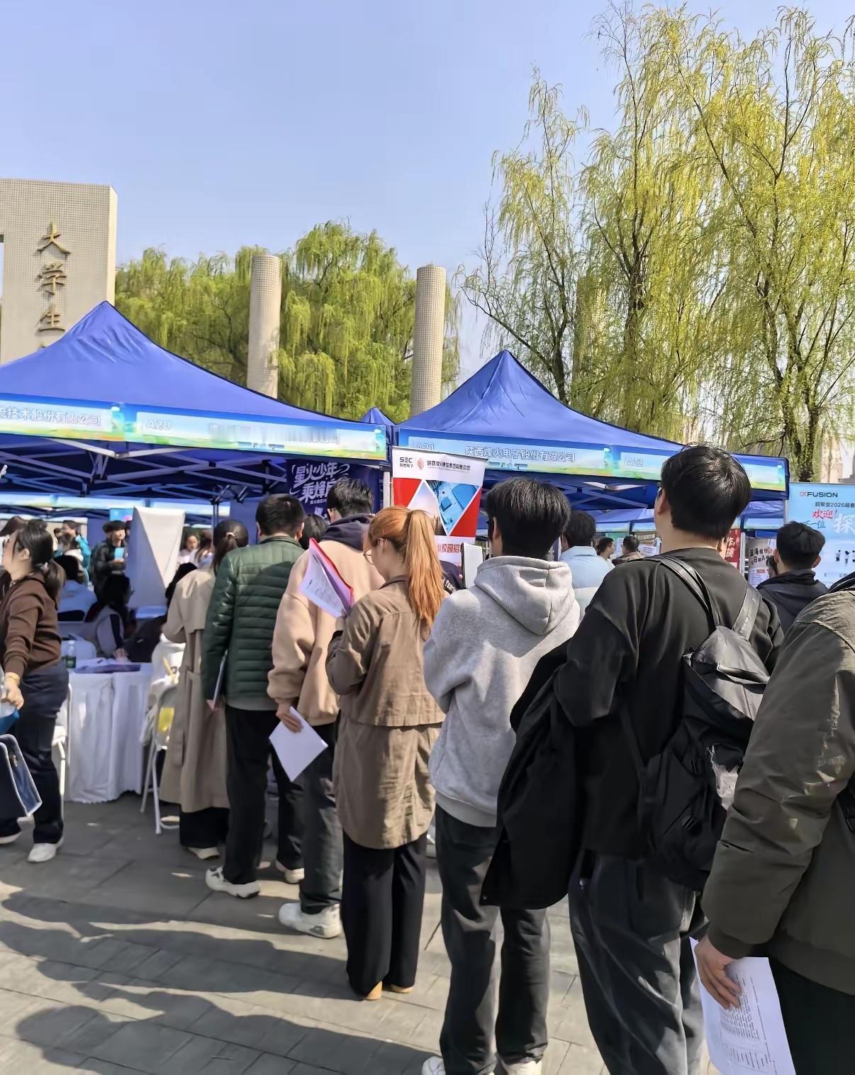 如今的大学生求职，早已不是“毕业就能上岗”的简单匹配，而是一场漫长、煎熬、充满现