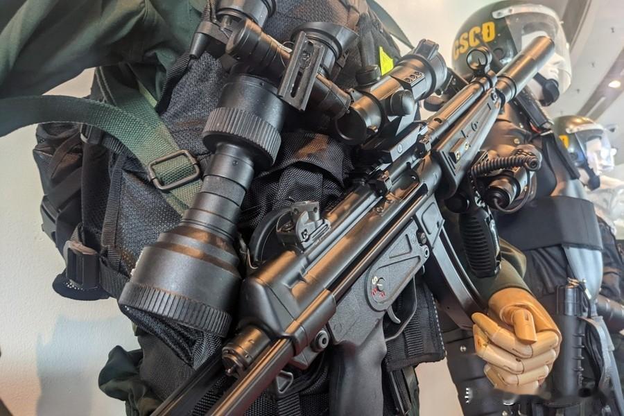 越南机动警察装备的美国夜视仪和土耳其制造的MP5A3冲锋枪