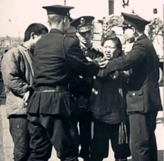 1937年，北平失守后，29军军长宋哲元的姨太太不幸被日军俘虏，日军见她身怀六甲