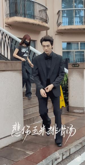 最近老是带着红头发宣发啊！嗯，这个宣发混的太火了，许老板很是重用她哦!这边田女