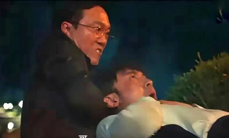 《以法之名》大结局，万海死了，秦锋死了，谢鸿飞跳崖。熊磊把陈胜龙勒了个半死，差