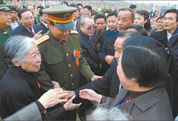 1983年去韶山那回，王光美老人那句话，我这把老骨头每次想起来，眼眶还是热的。