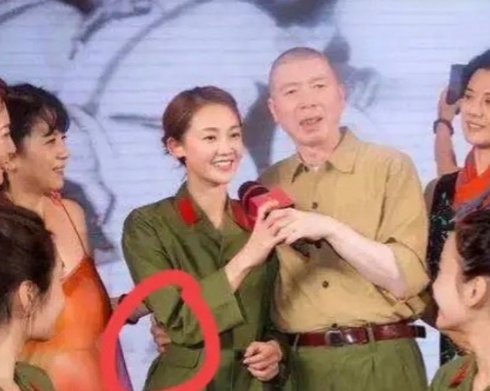 于朦胧这事儿让我相信苗苗当初的决定是对的。她在事业刚起步的时候就嫁给了