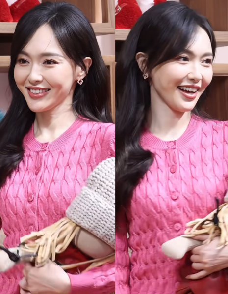 娇俏的粉色唐嫣，这身粉色针织扭花裙，一般人还真驾驭不来，唐嫣穿上显得分外甜美，4