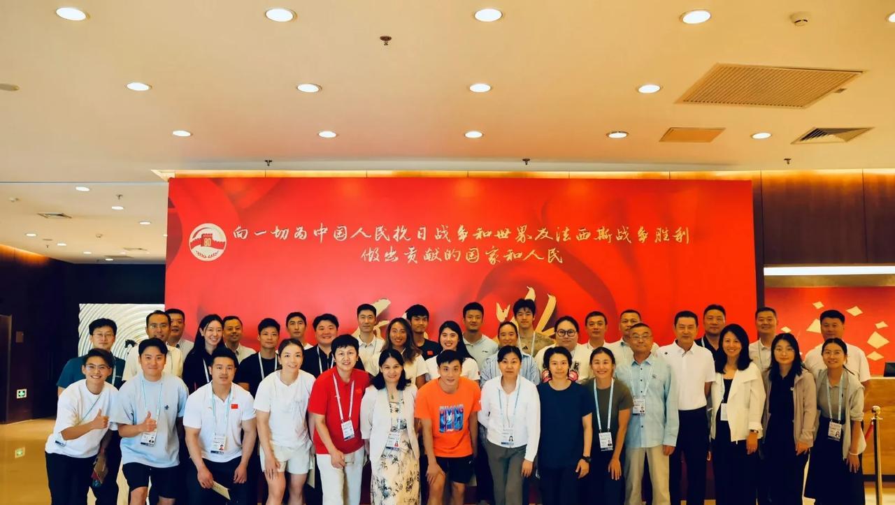 奇了怪了，93阅兵被邀体育人的大合影中为什么没有以下四个人呢？1.前乒协主席刘