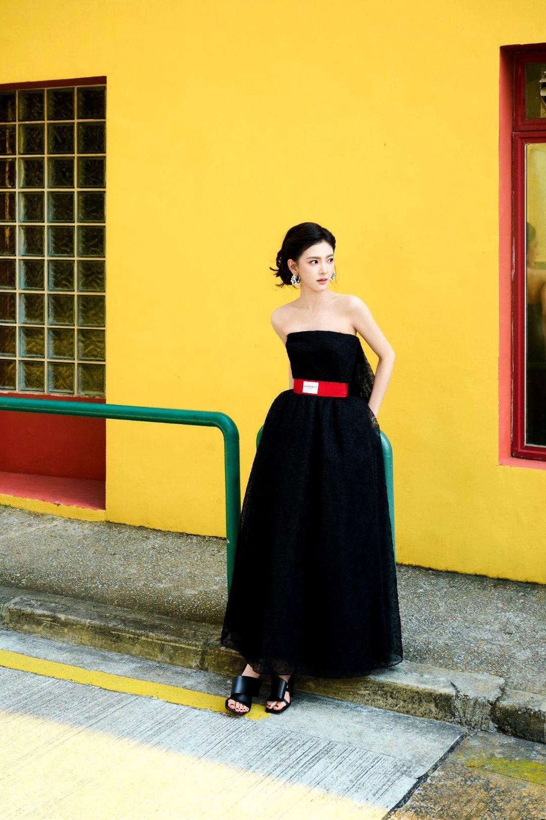 章若楠一组港风氛围感大片释出，一袭黑色抹胸长裙将她的优越肩颈线完美勾勒，简约的抹