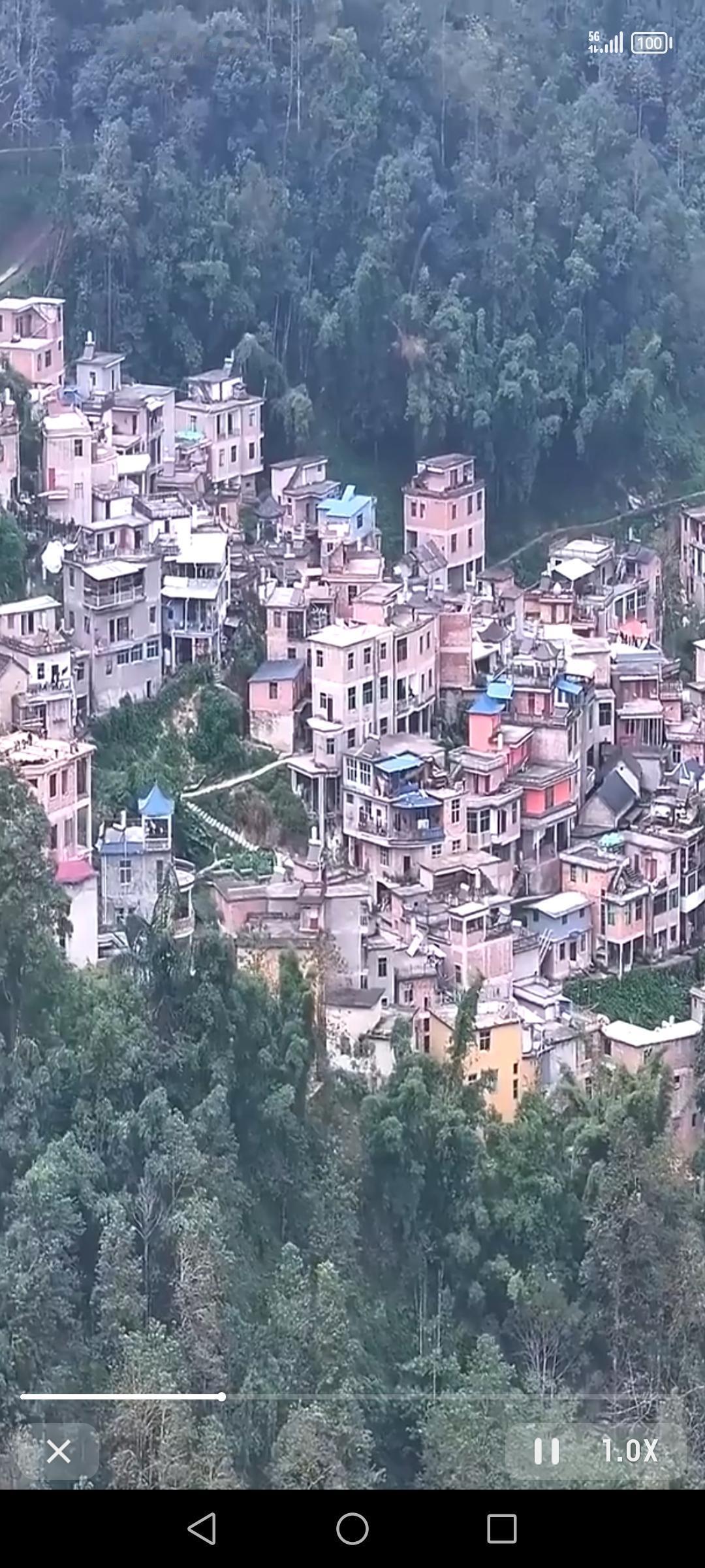 云南哈尼族苗寨真是个神奇的地方！寨子建在大山上，几百户人家聚居于此，家家都是楼房