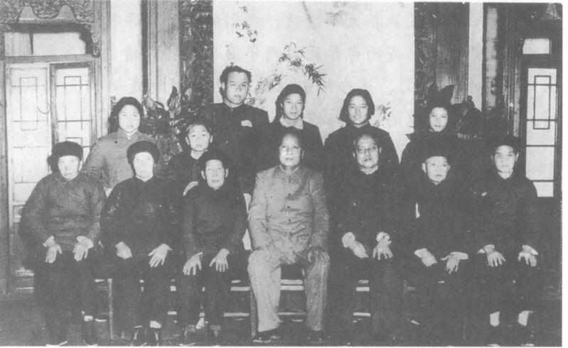 1962年初夏的一天，北京中南海的一间办公室里，毛岸青被叫了进去。毛泽东看着这个