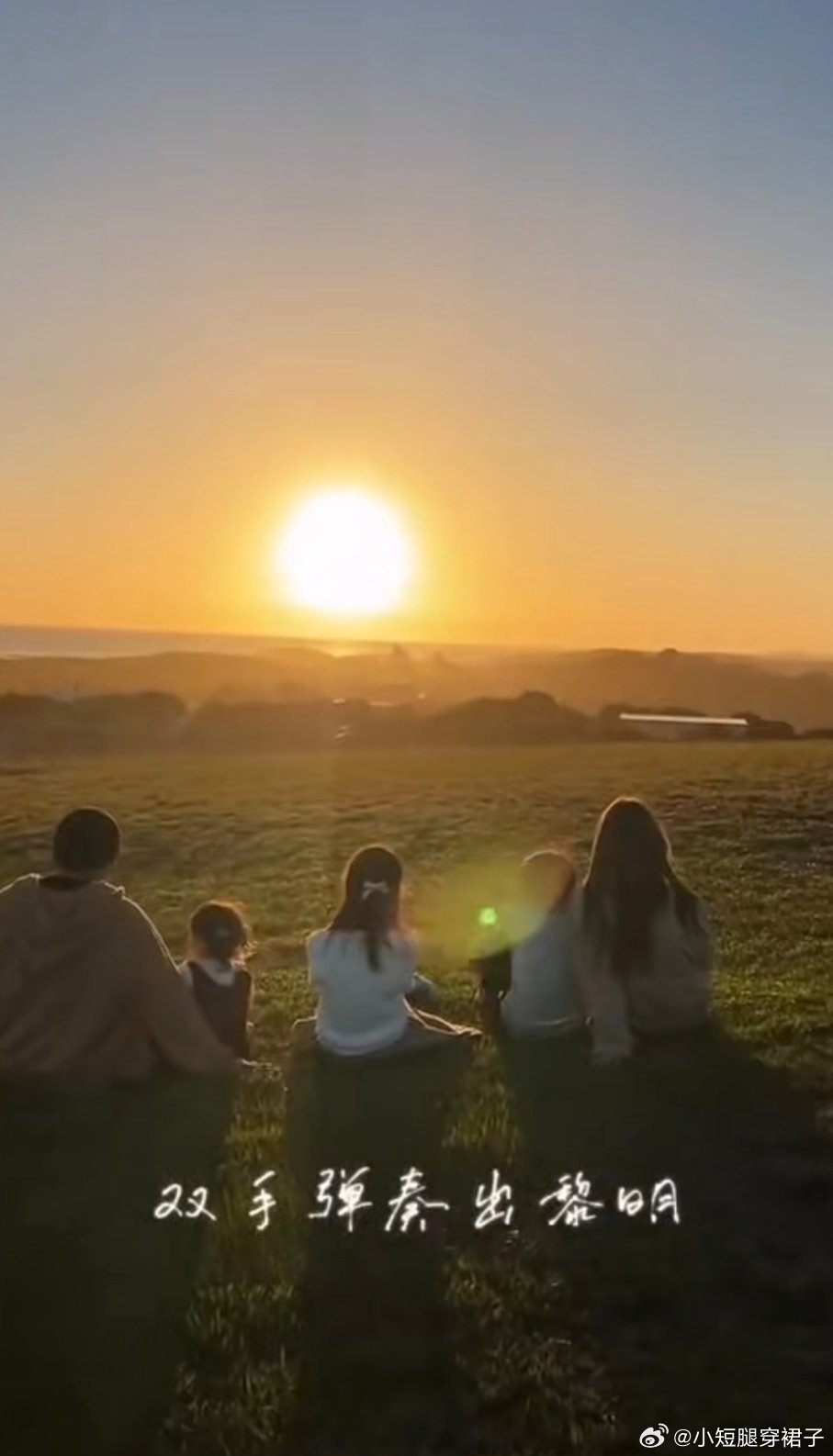 周杰伦昆凌晒一家五口背影周杰伦真的是人生赢家