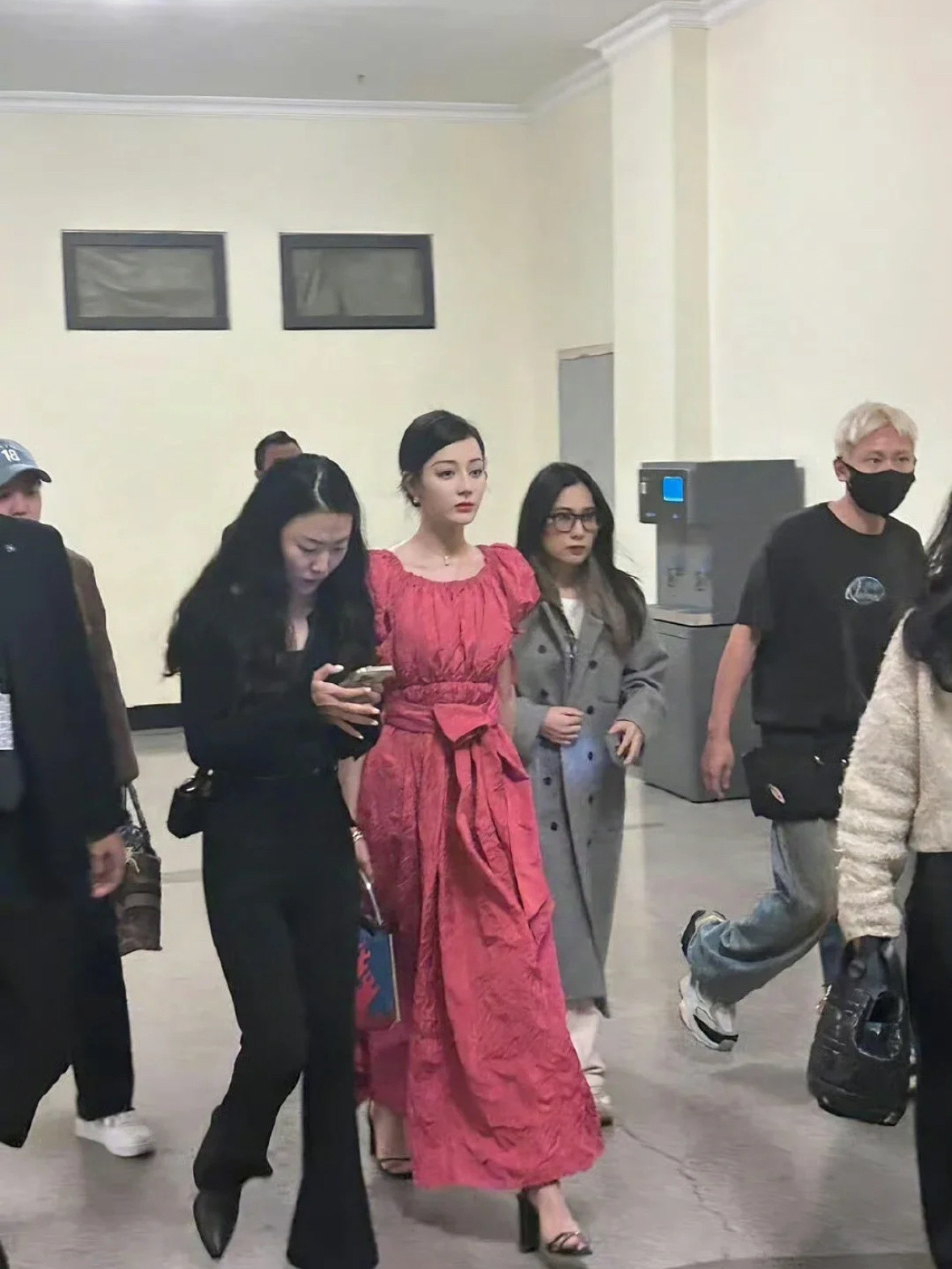 果然女明星都是小头中的小头，迪丽热巴这张生图完全就是芭比娃娃照进现实，好牛的比例
