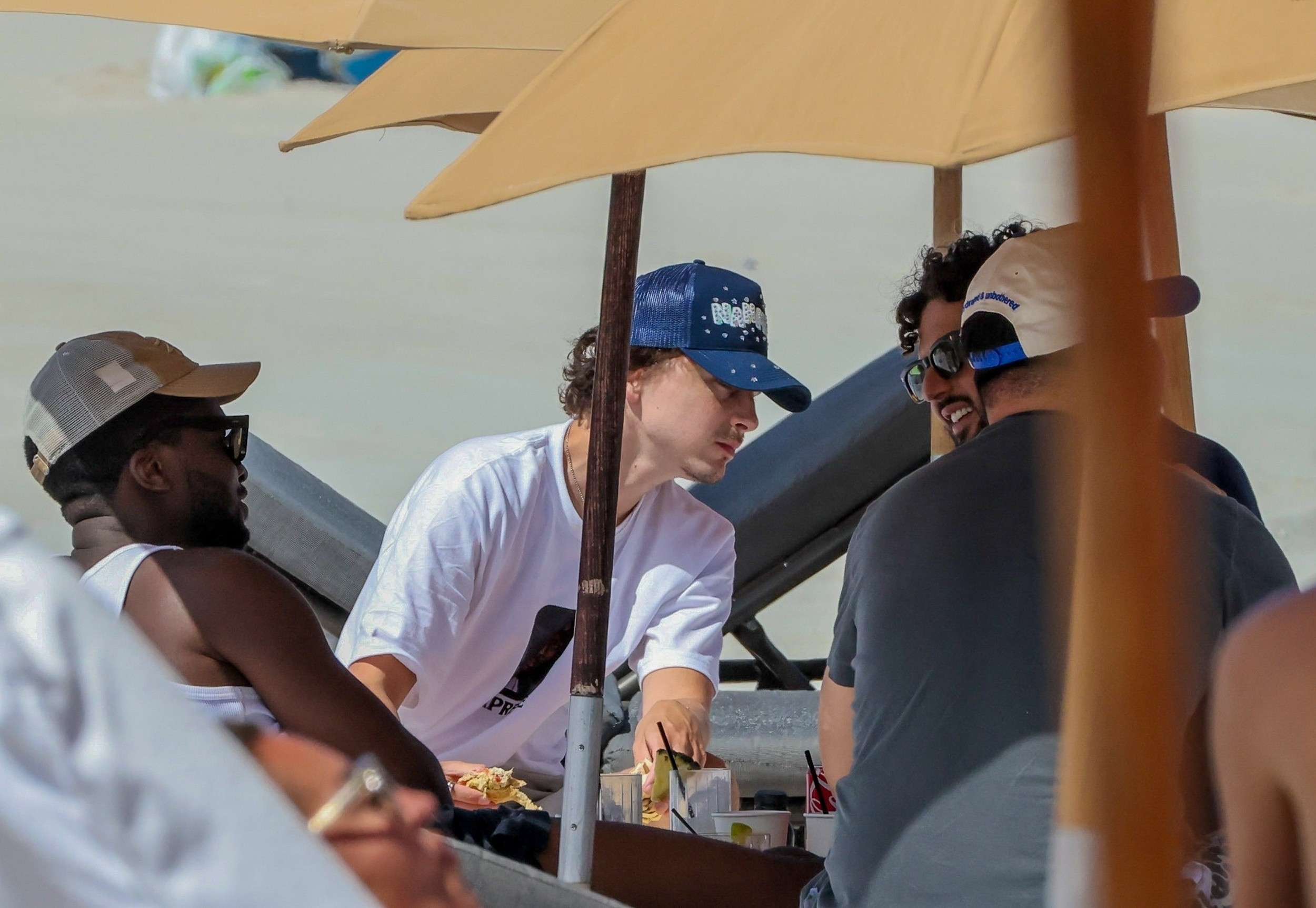 甜茶海滩露点「橘皮一哥」TimothéeChalamet近日和好友在迈阿