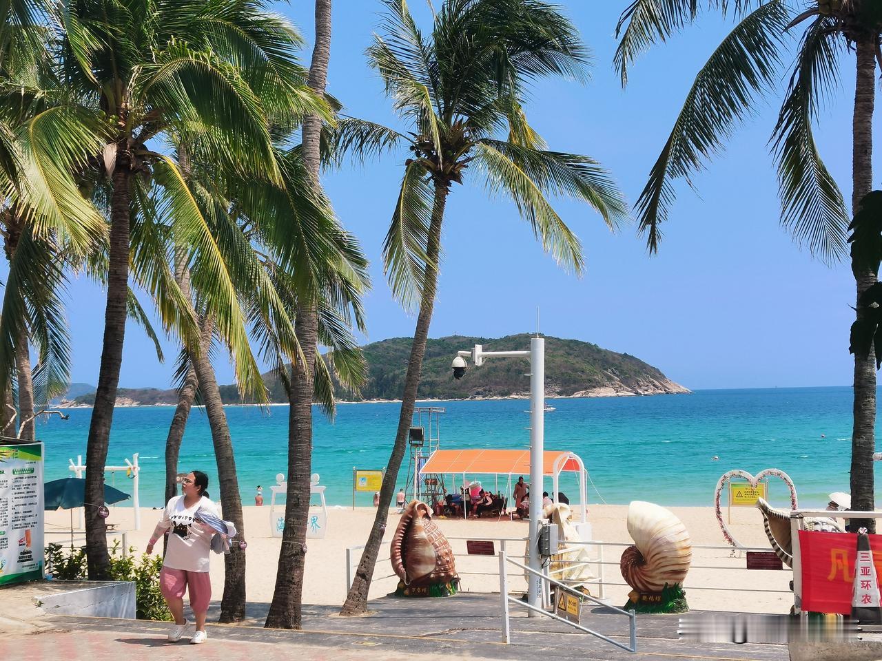 三亚的碧海，蓝天，沙滩，椰林。