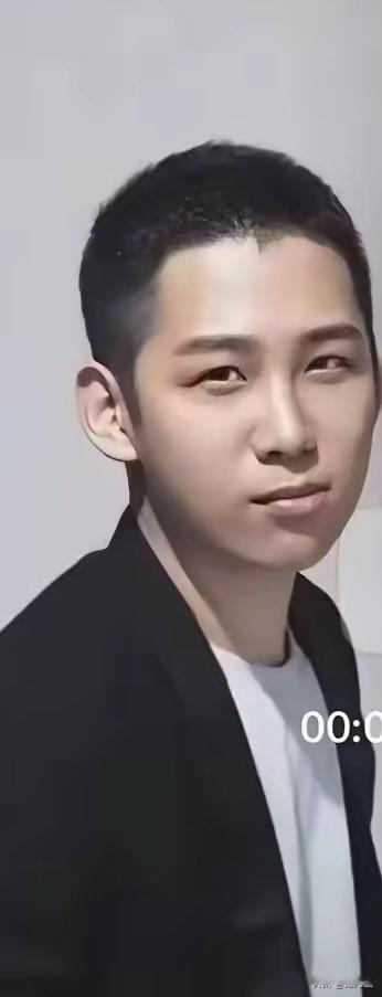 刷到极光光被十几个人集体吐槽的消息我一点都不意外她视频里那副“老娘最懂”的