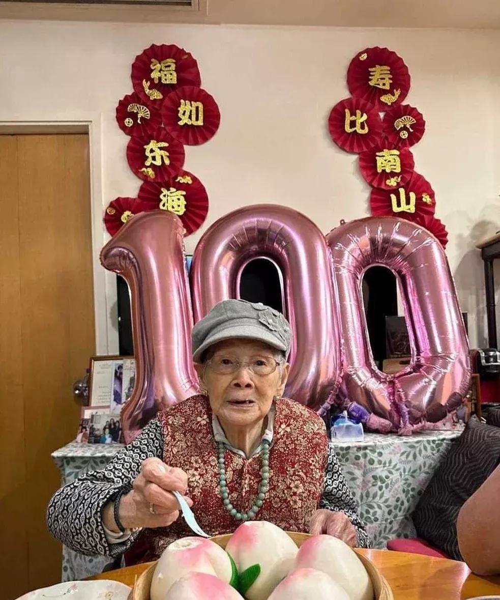 梅艳芳母亲100岁生日，豪宅吃大餐精神抖擞。