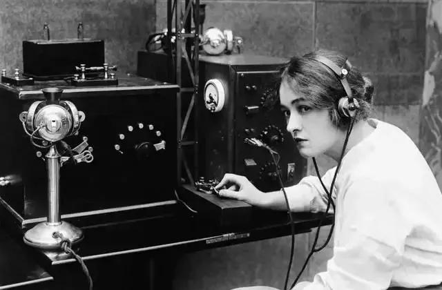 1981年，美国人发现自己在俄罗斯鄂霍次克海底电缆偷装的窃听器被拆除了，由于做贼