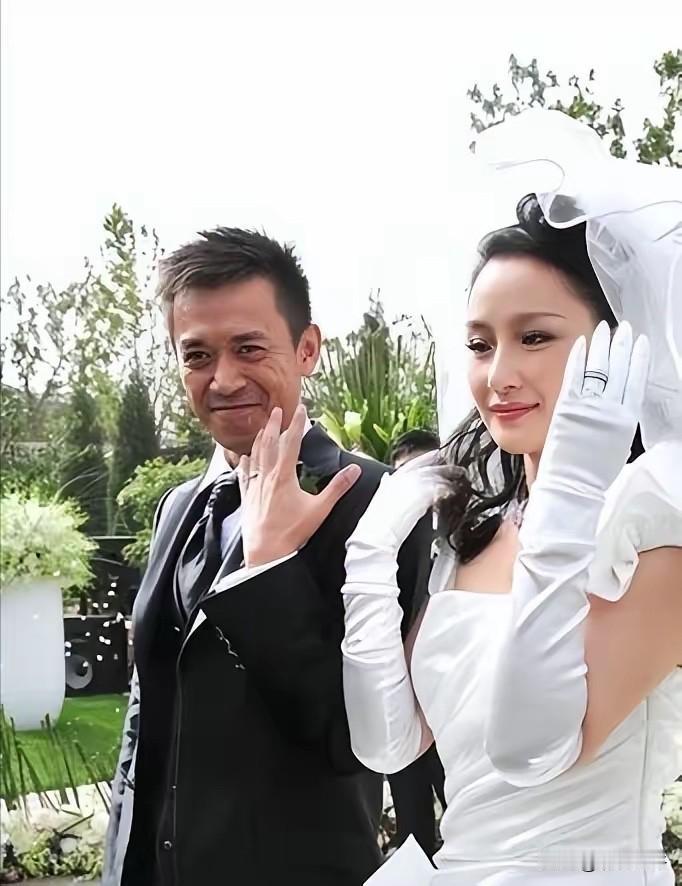 2009年，38岁的王学兵娶了31岁的美女孙宁。结婚时，孙宁又买房又办婚宴。结果