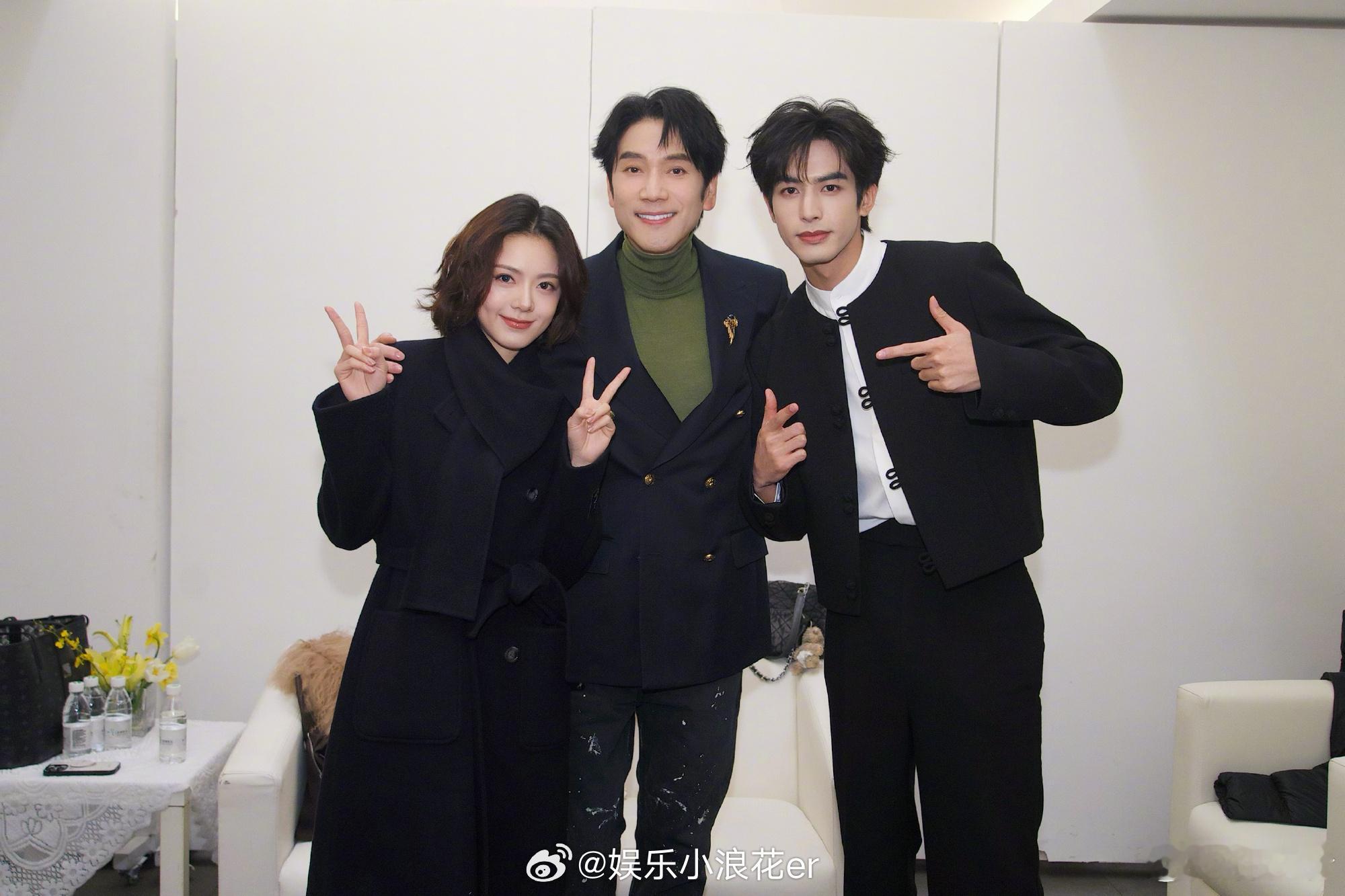 林依轮晒骄阳似我庆功宴合照谢谢林依轮让我们谢谢舅舅！！！