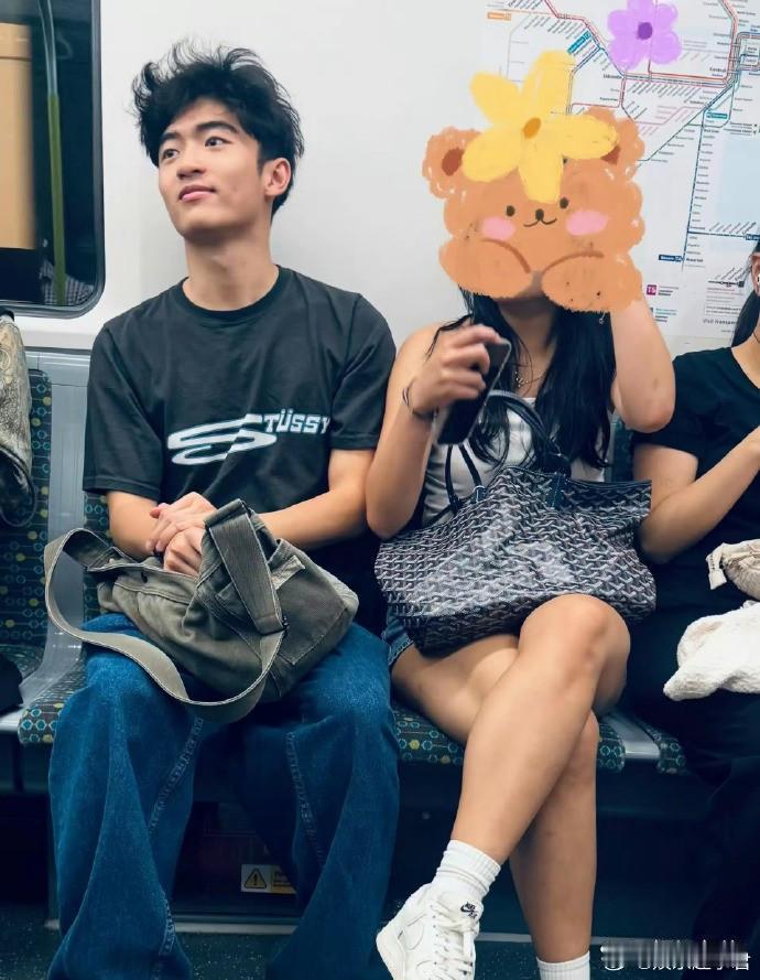 张柏芝大儿子疑似恋爱有网友晒出在澳大利亚的地铁上偶遇了张柏芝大儿子Lucas，同