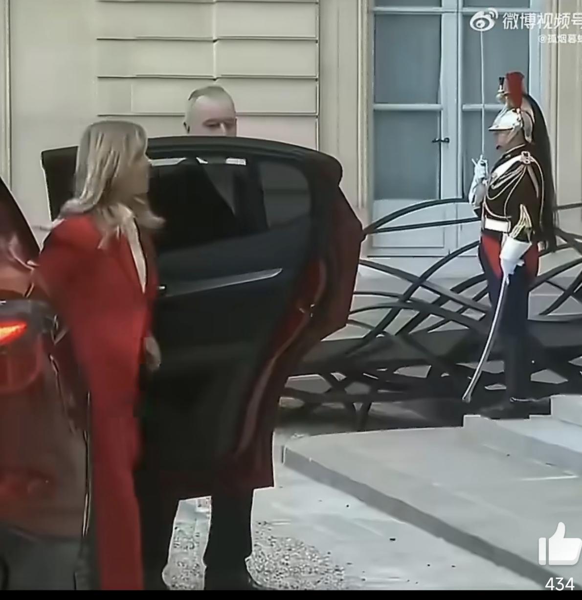 法国总统马克龙见意大利总理梅洛尼，抱着亲就不放手了！外网疯传，年轻的精神小妹是比