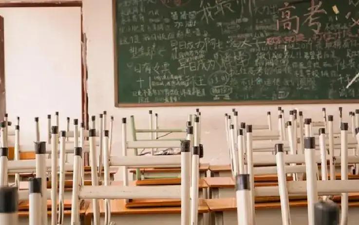 35岁男教师连续7年带高三和备课组长，结果把自己给送走了。这段文字深刻反映了老