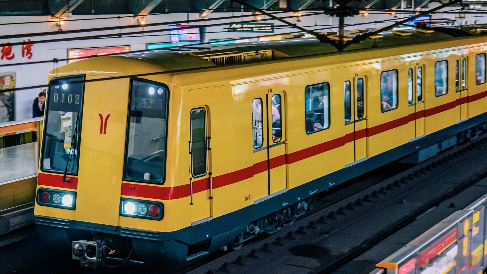 广州地铁2月1日晚广州地铁三号线“状况百出”！多名网友称突然停电，车厢熄灯，列