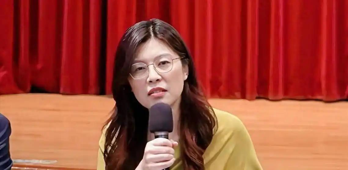 台湾政坛这股暗流，搞不好，真要发生一场政局滑变！表面看，是郑丽文把“下架民进