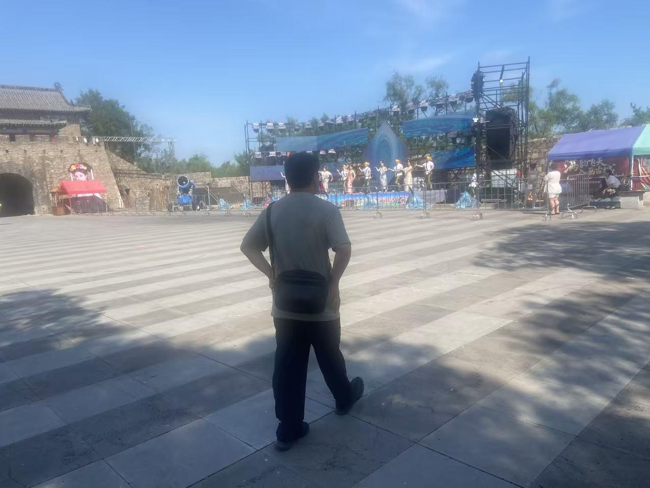 我家一个女亲戚，总想不用付出就想挣点钱，也就是总想天上掉馅饼的事。比如前十几年年