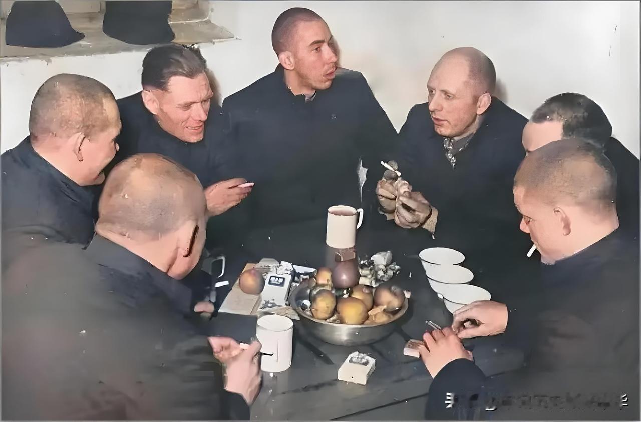 照片上围坐在桌子上谈天说地的美国人是抗美援朝时期，被志愿军俘虏的美军战俘。这张