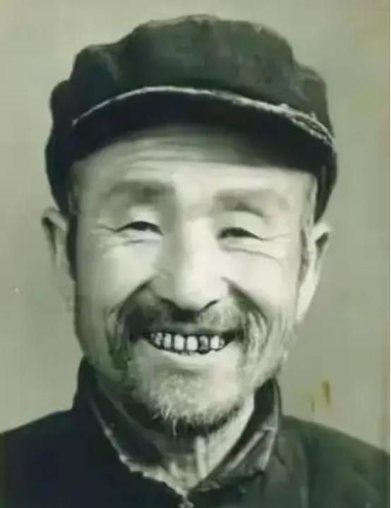 1956年，山东公安拦住一卖酒老汉，他掏出证件后，所有人都沉默了1956年3月，