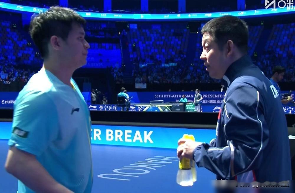 王皓当上男队主教练，怎么反倒连场边都坐不上了？亚洲杯，林诗栋3-0开门红，场