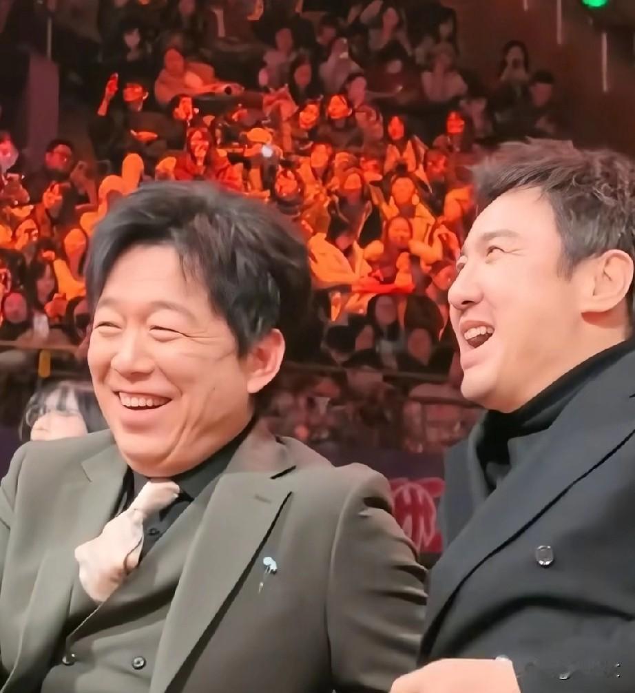 咋滴这是，幽默的人还都坐一块了黄渤，沈腾，邓超，都是实力派啊，这要是在一起聊天，