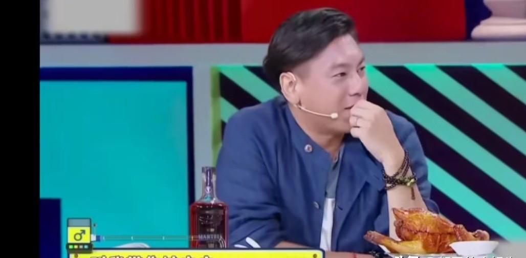 他亲口承认，自己年轻时确实是个“讨厌鬼”。大S曾偷偷撮合他和妹妹小S。安排看