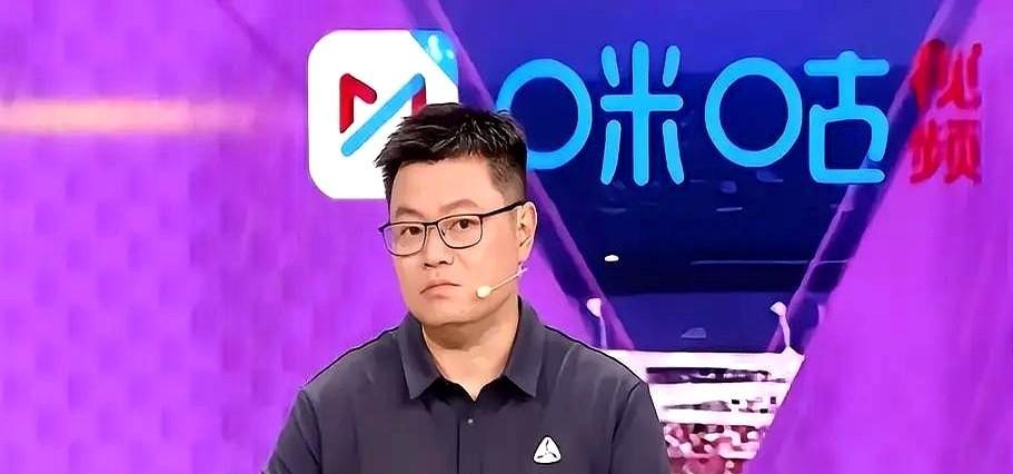 侯英超拍桌那几下，真不是发火，是替全国观众喊了句“你快点啊”。1200万播放不