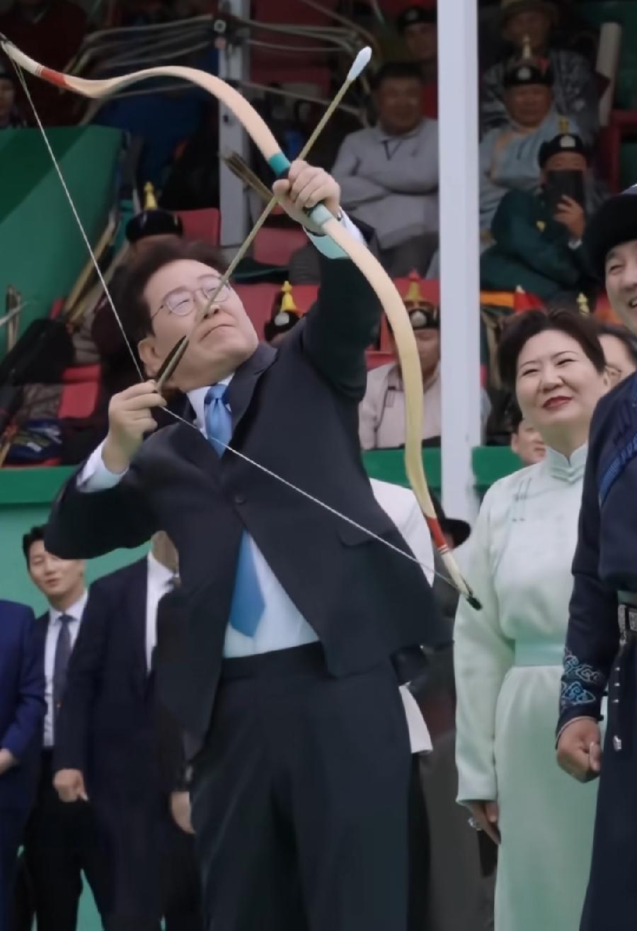 李在明与夫人金惠景，访问蒙古体验射箭，会挽雕弓如满月，成了郭靖射雕大侠了，金夫人