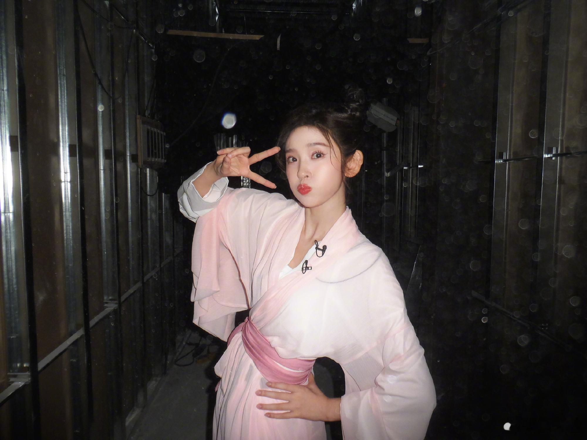 唐艺昕唐艺昕四公胆小鬼造型唐艺昕最适合女团妆的人来了摆脱了长相带来的风格局限，从