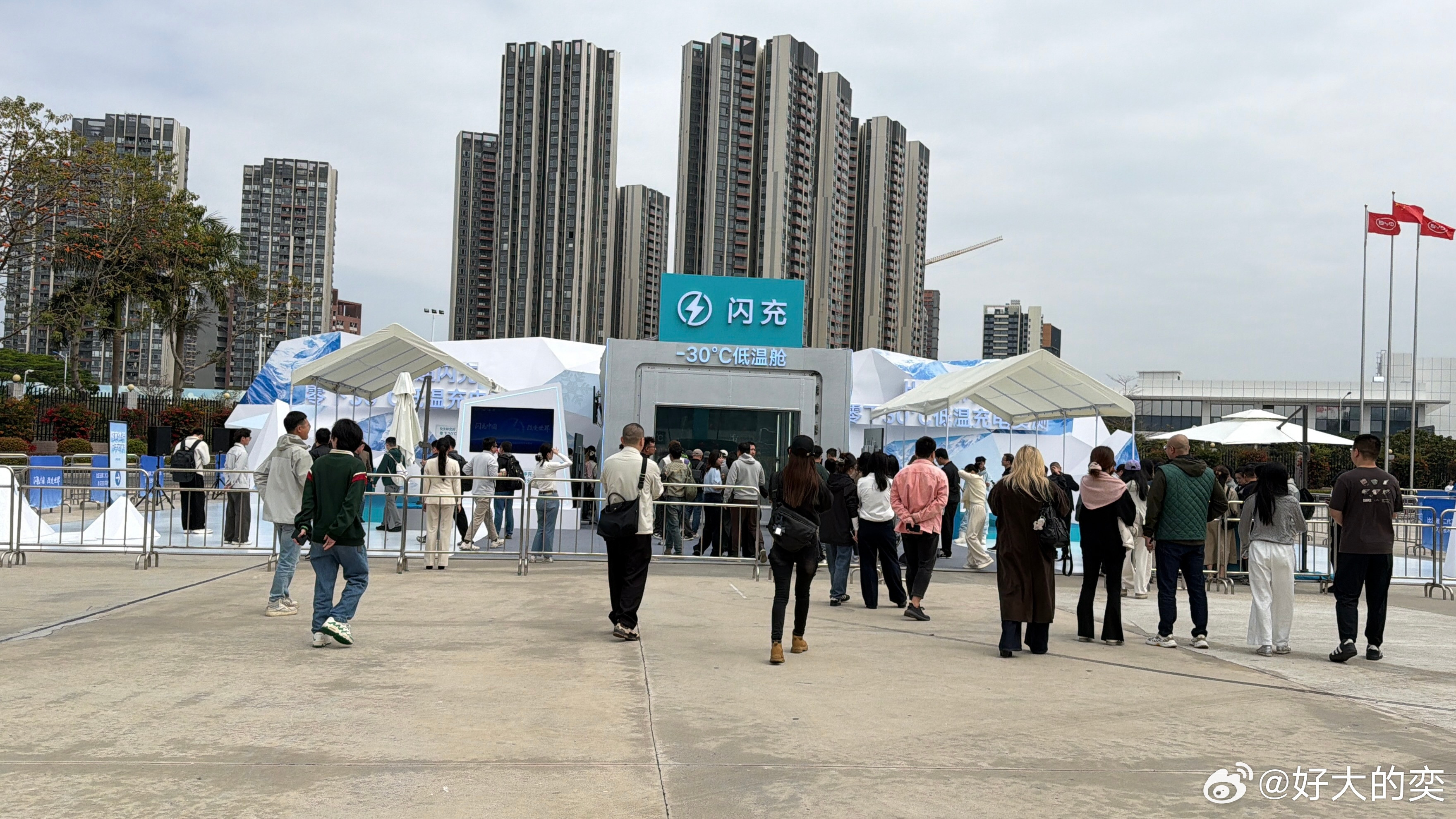 上一条有聊到磷酸铁锂电池。说实话，以前很多人都觉得磷酸铁锂能量密度低、充不快、怕