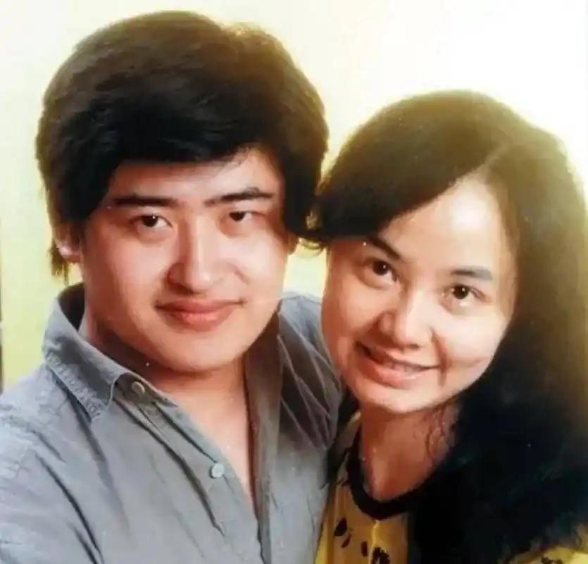 1987年，刘欢对主持人卢璐一眼动心，相识才9天就敲定结婚。可跑去民政局登记的时