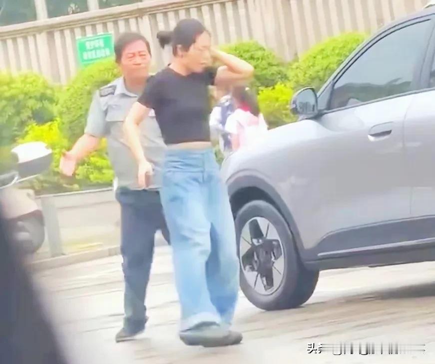 女车主被掌掴，恐怕后果很严重！违章停车的女司机，被学校隔壁公司的保安驱离，双方为