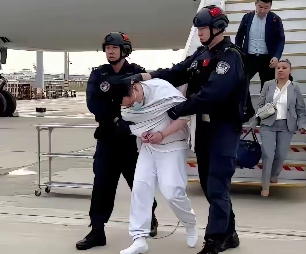 这个被警方摁头押送的男子就是杀害雅典娜的主犯刘瀚文，他最大的恶不是绑架勒索，而是