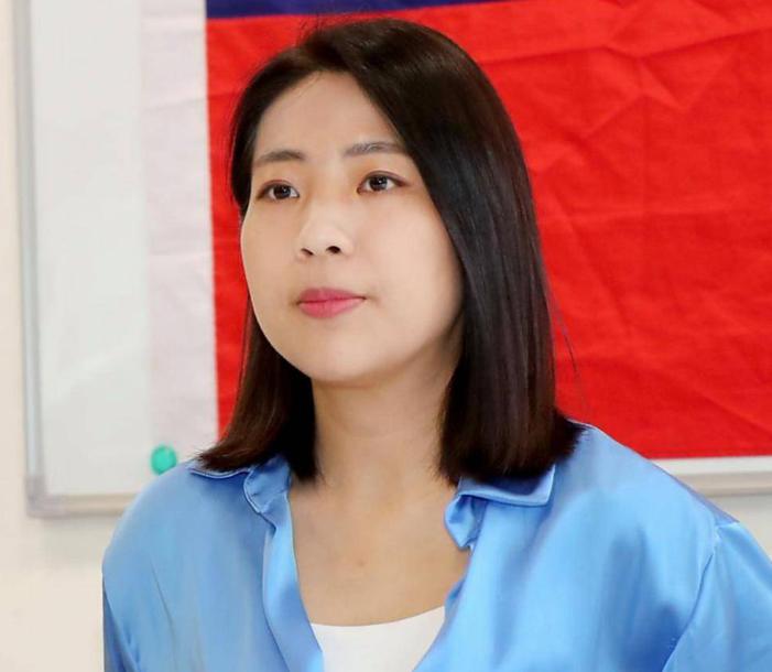 徐巧芯太飒了！直接戳穿美台军购猫腻，问的民进党哑口无言！！徐巧芯刚进团