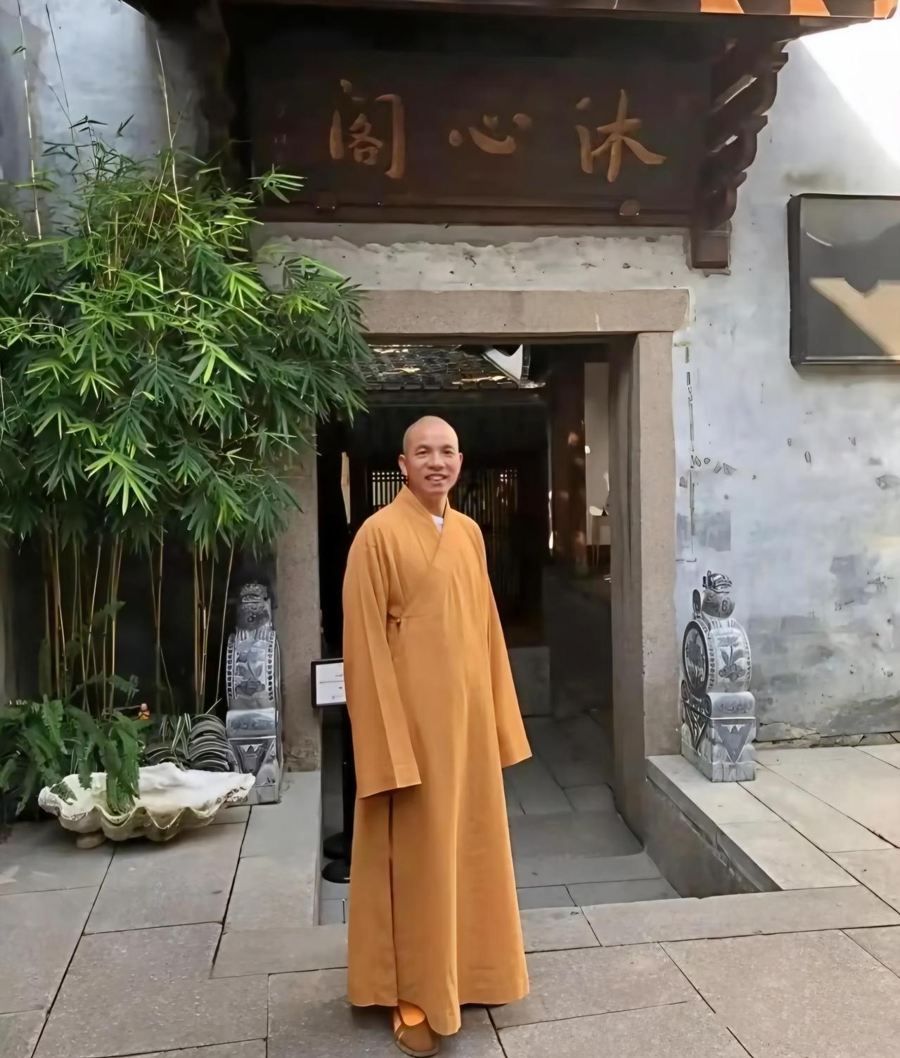 这位大师的面相顺眼多了，一看就让人安心，这次释印乐法师正式接任嵩山少林寺住持，没