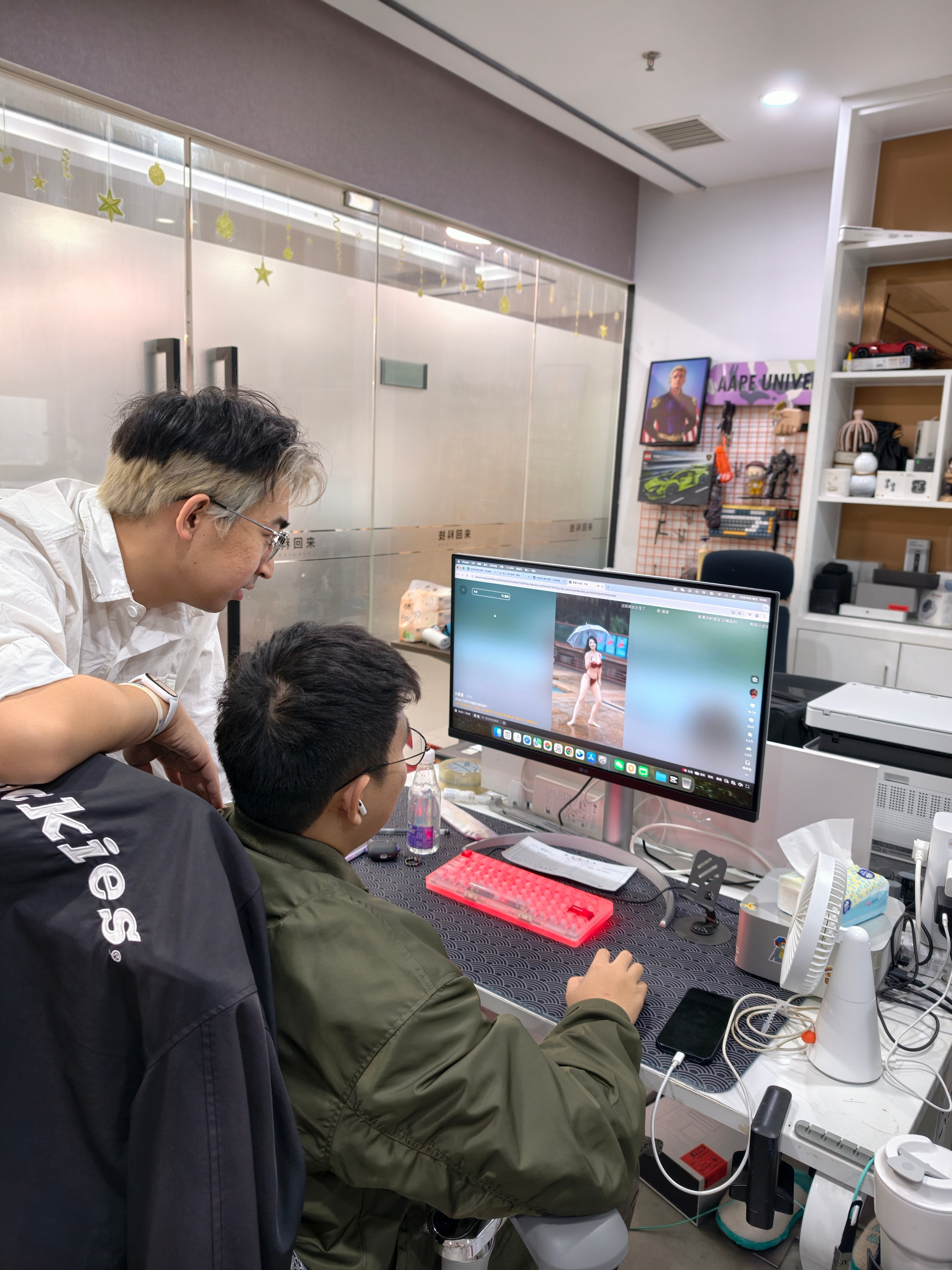 兄弟，上班呢，在看啥