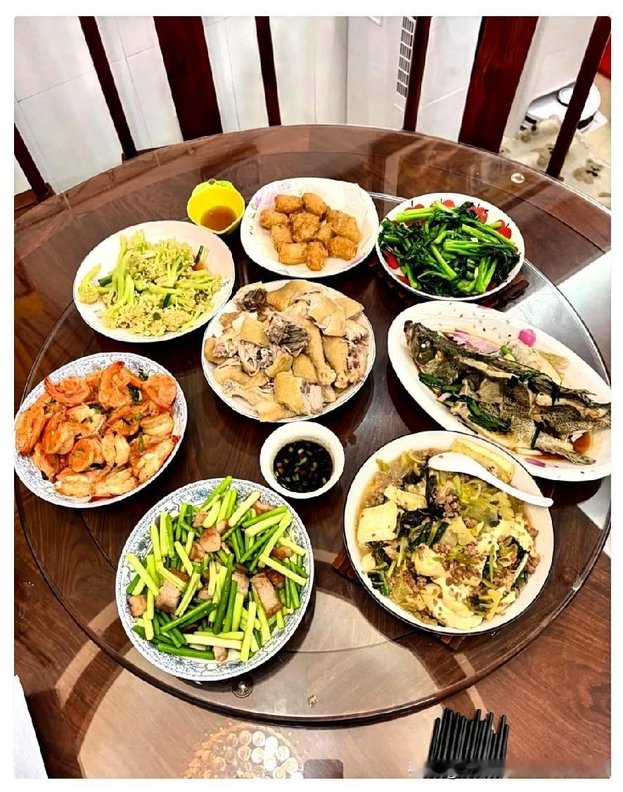 我去我亲哥家，从来不拎东西。昨天又去吃饭。嫂子在厨房炒菜，我进门脱了鞋往沙发