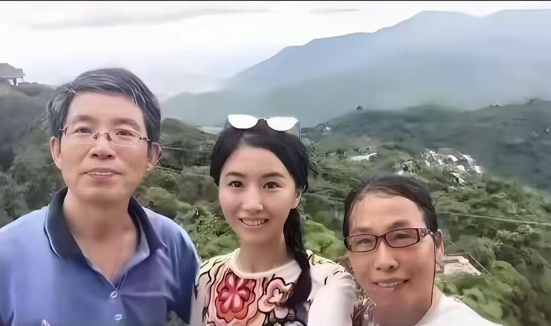 翟欣欣的爸爸妈妈就是翟欣欣的帮凶，应该承担连带责任。更离谱的是，他退休后直